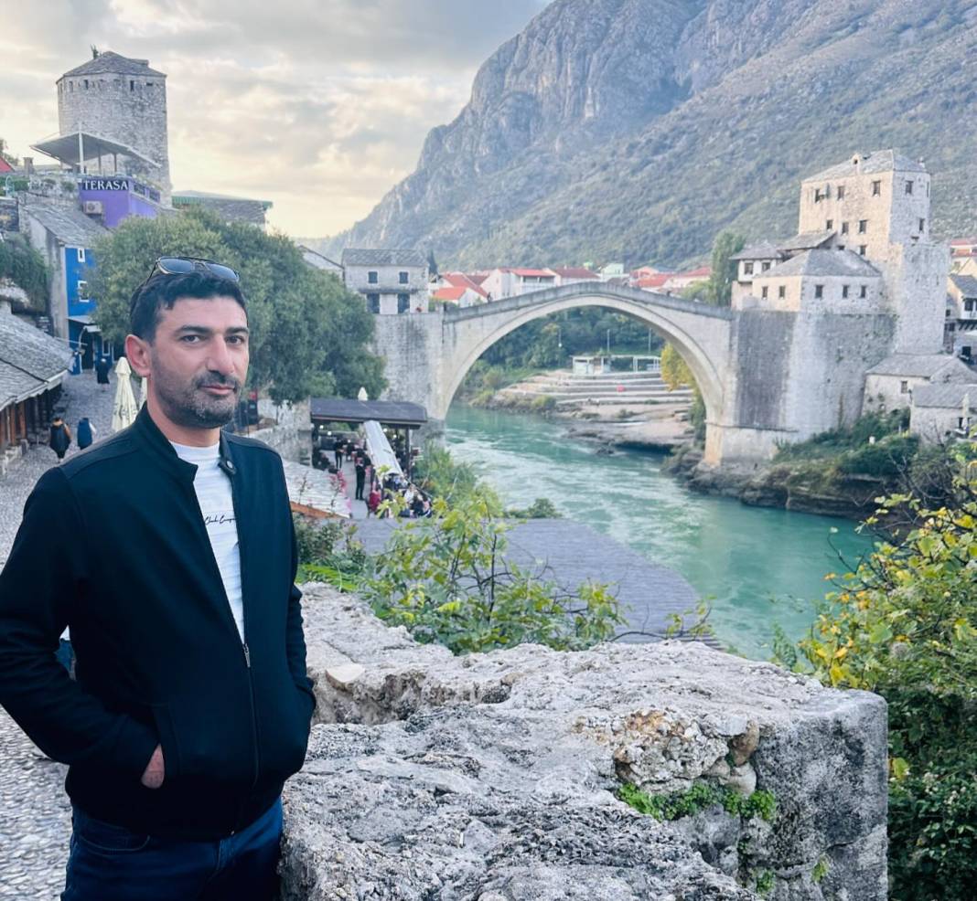ASRİAD Konya Şube Başkanı Karabağ, Mostar Köprüsü önünde 1